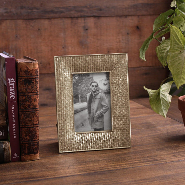 Frame Sierra Modern Nassau 4 x 6 Frame (Gold) - Frame Detail | Bone & Brass