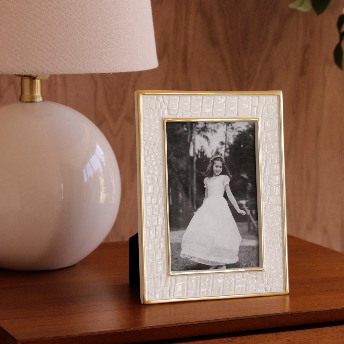 Frame Encanto Croc 4 x 6 Cream - Frame Corner Detail | Bone & Brass