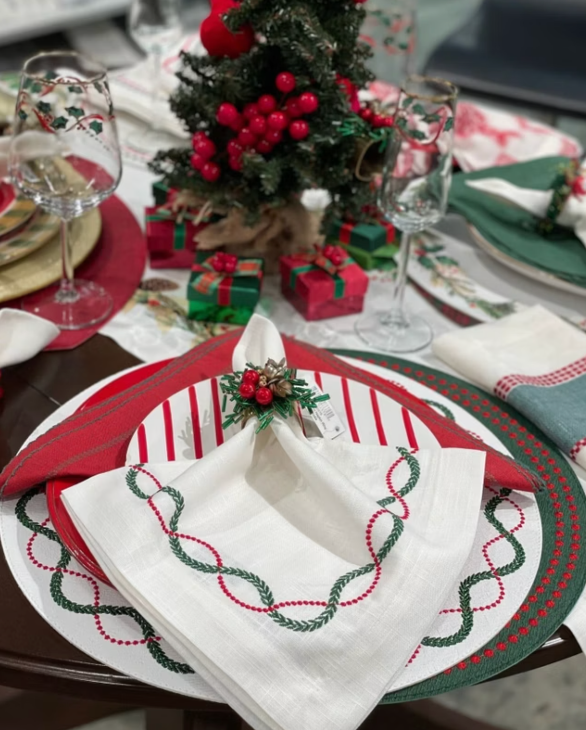 Laurel Leaves Embroidered Napkins, Set of 4